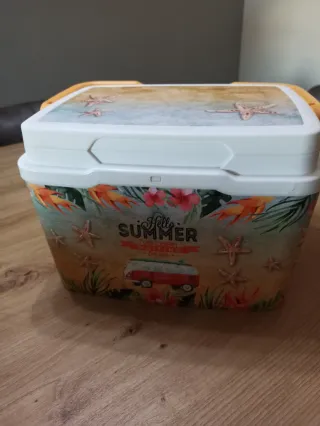 Nevera de playa con diseño veraniego