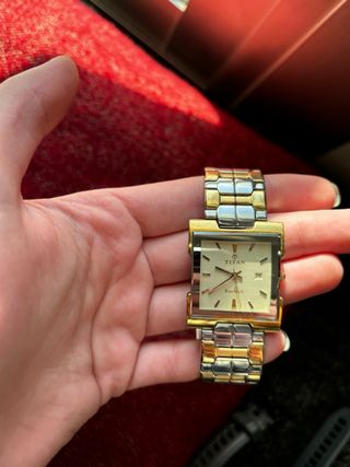 Reloj Titan Dorado y Plateado