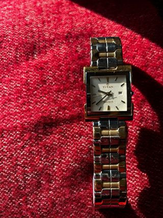 Reloj Titan Dorado y Plateado