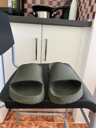 Chanclas ZARA Verde Talla 42