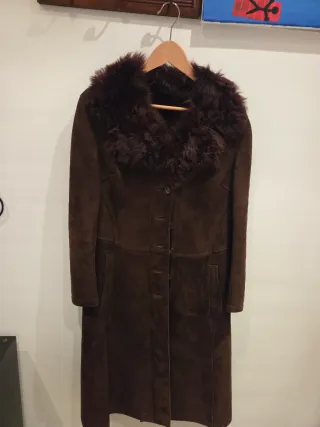 Chaquetón de piel marrón con cuello de pelo