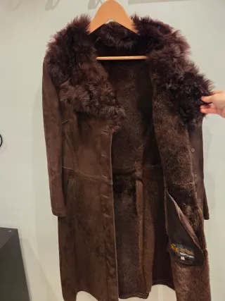 Chaquetón de piel marrón con cuello de pelo