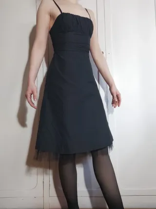 Vestido clásico negro de tirantes y tul