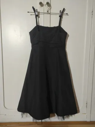 Vestido clásico negro de tirantes y tul