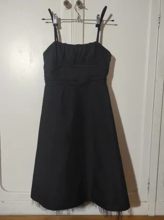 Vestido clásico negro de tirantes y tul