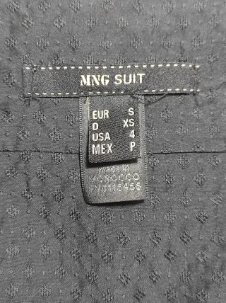 Vestido clásico negro de tirantes y tul