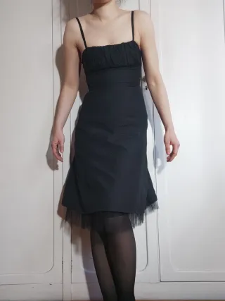 Vestido clásico negro de tirantes y tul