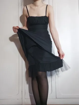 Vestido clásico negro de tirantes y tul