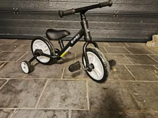 Bicicleta infantil negra sin casi uso