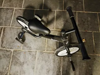 Bicicleta infantil negra sin casi uso