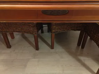 Mesa de comedor de madera y cristal.