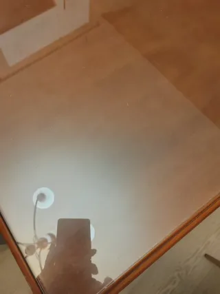 Mesa de comedor de madera y cristal.