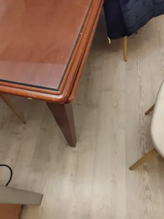 Mesa de comedor de madera y cristal.