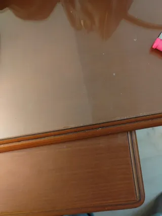 Mesa de comedor de madera y cristal.