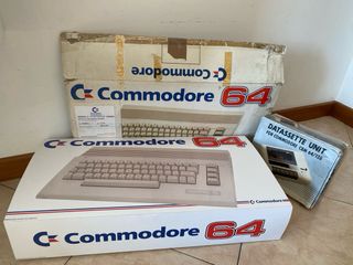 Commodore 64c con Datassette e manuali