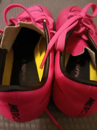 Botas de fútbol Nike rosas talla 32