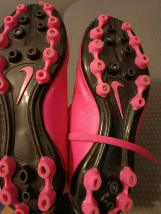 Botas de fútbol Nike rosas talla 32