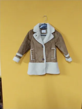 Abrigo niña Zara marrón y blanco