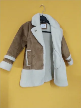 Abrigo niña Zara marrón y blanco