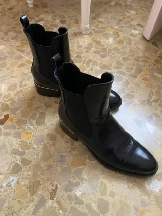 Botines Zara tacón tira dorada T.42