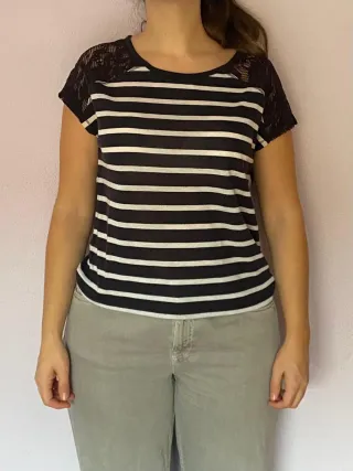 Camiseta de rayas negra y blanca