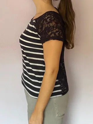 Camiseta de rayas negra y blanca