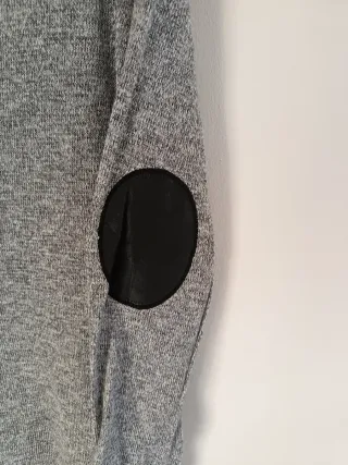 Jersey Stradivarius gris jaspeado con coderas