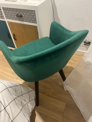 Silla terciopelo verde patas madera
