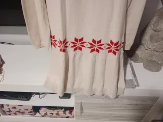 Vestido de punto beige y rojo