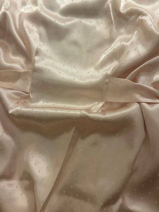 Bata de raso con lunares