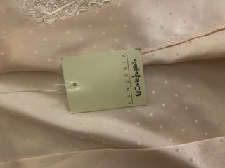 Bata de raso con lunares