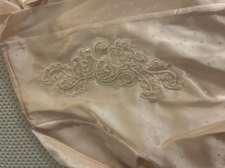 Bata de raso con lunares