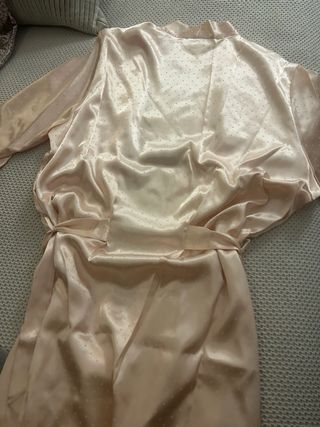 Bata de raso con lunares