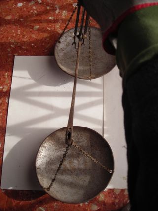 Balanza antigua de metal