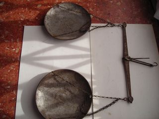 Balanza antigua de metal