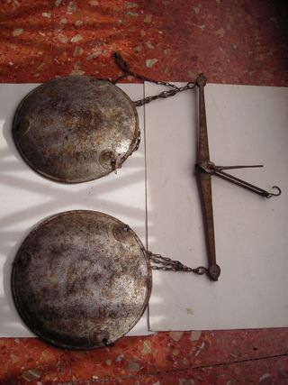 Balanza antigua de metal