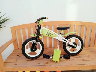 Bicicleta infantil verde y blanca
