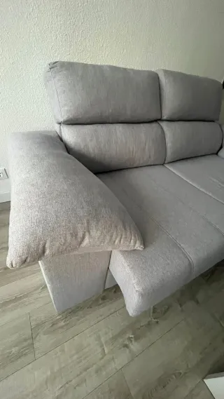 Sofá gris de tela