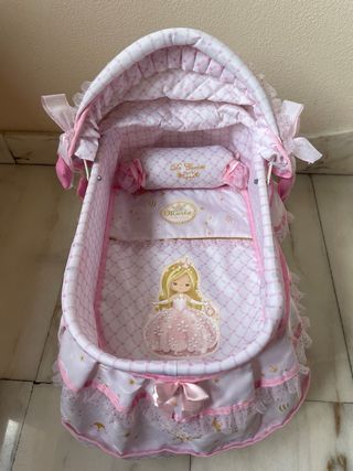 Cuna de juguete para muñecas