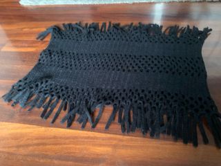 Cuello bufanda negro con flecos