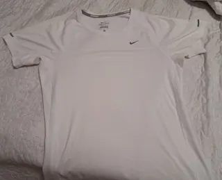 Camiseta deportiva Nike blanca