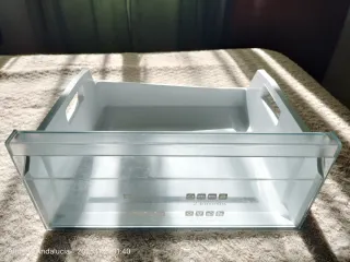 Baldas de cristal y cajones para congelador.