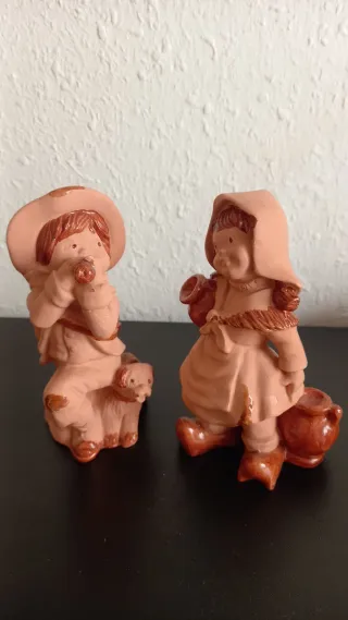 Figuras de terracota niños con perro