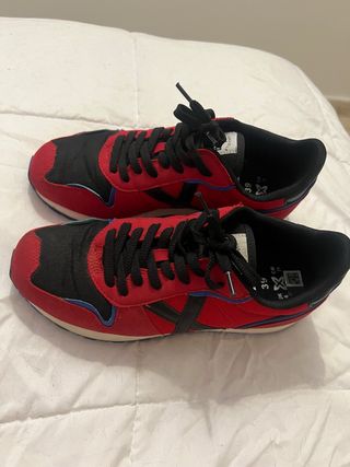 Zapatillas Munich Talla 39 Rojas y Negras