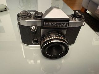 Cámara Praktica Super TL con funda