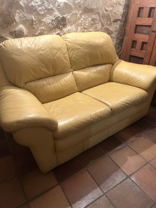 Sofá de piel amarillo