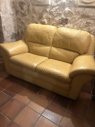 Sofá de piel amarillo