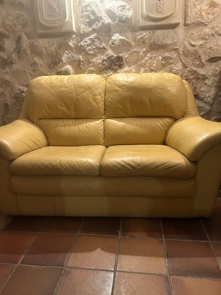 Sofá de piel amarillo