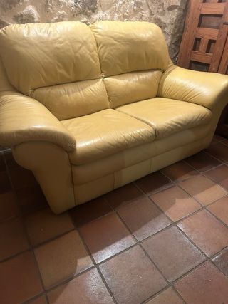 Sofá de piel amarillo