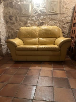 Sofá de piel amarillo